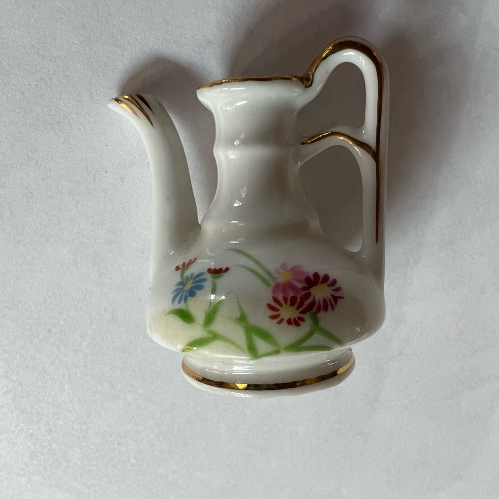 Miniature vintage vase, 1940ish was produced in occupied Japan.